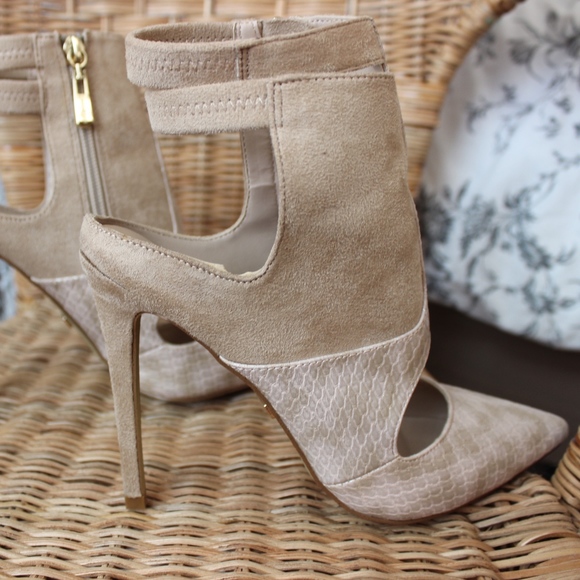 Bebe Geneen Cutout Pointy Pumps - Picture 2 of 8